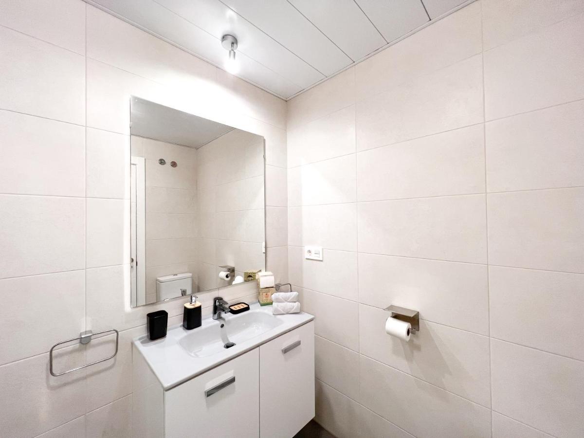 Apartamento In Center With Private Parking *